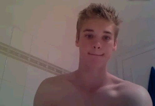 Gorgeous webcam boy shows off amazing body