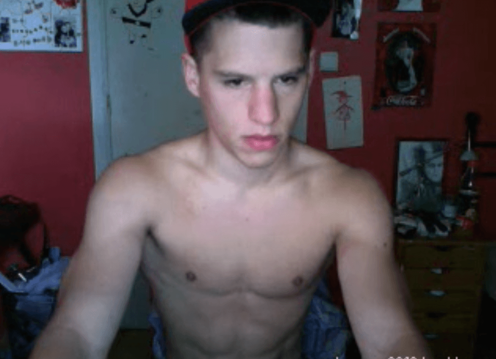 Young muscular dude jerking off on cam