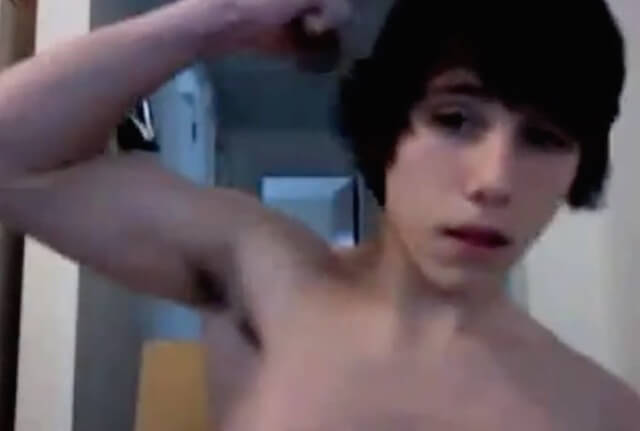 Cute Omegle 18yo teen boy wanking on webcam