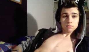 Horny webcam twink shoots his load on his abs