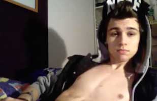 Horny webcam twink shoots his load on his abs